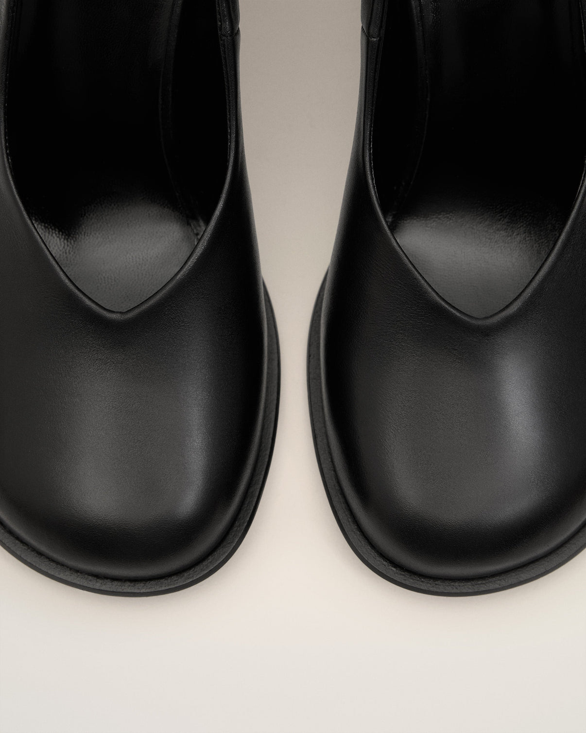 Black Leather Anatomical-toe Piano Pumps
