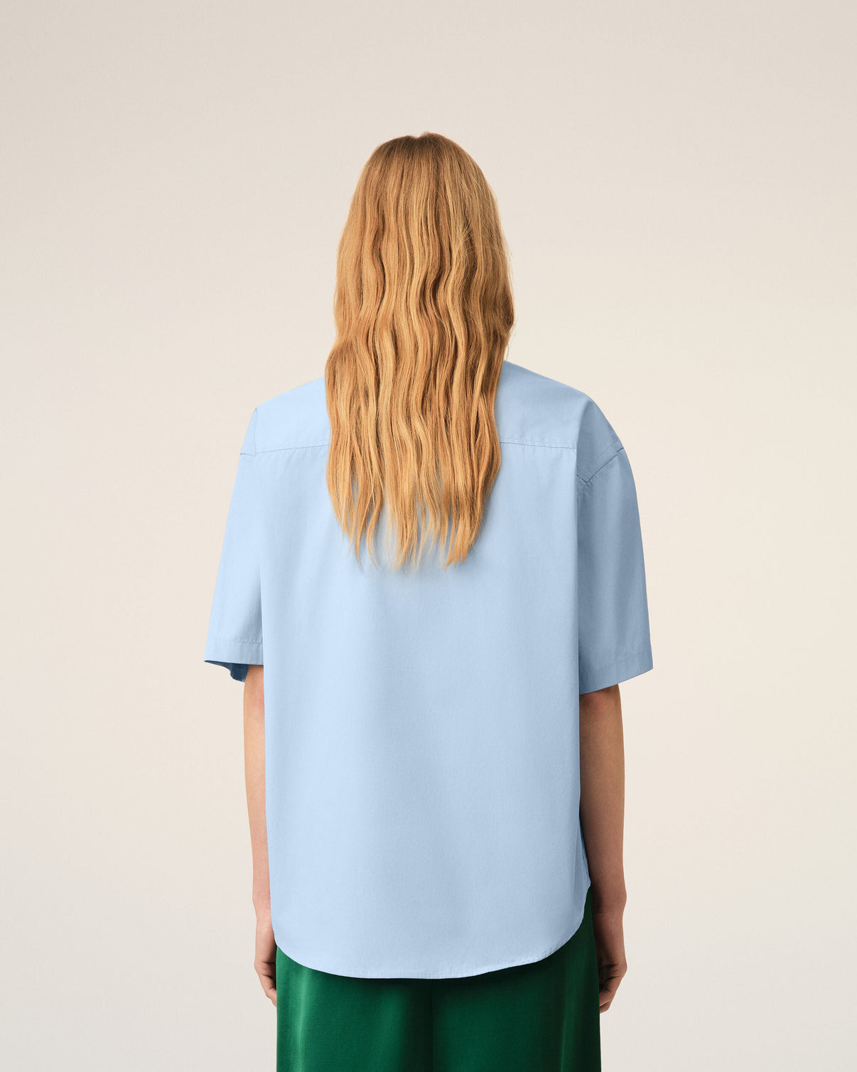 Blue boxy cotton short-sleeve shirt with tulip