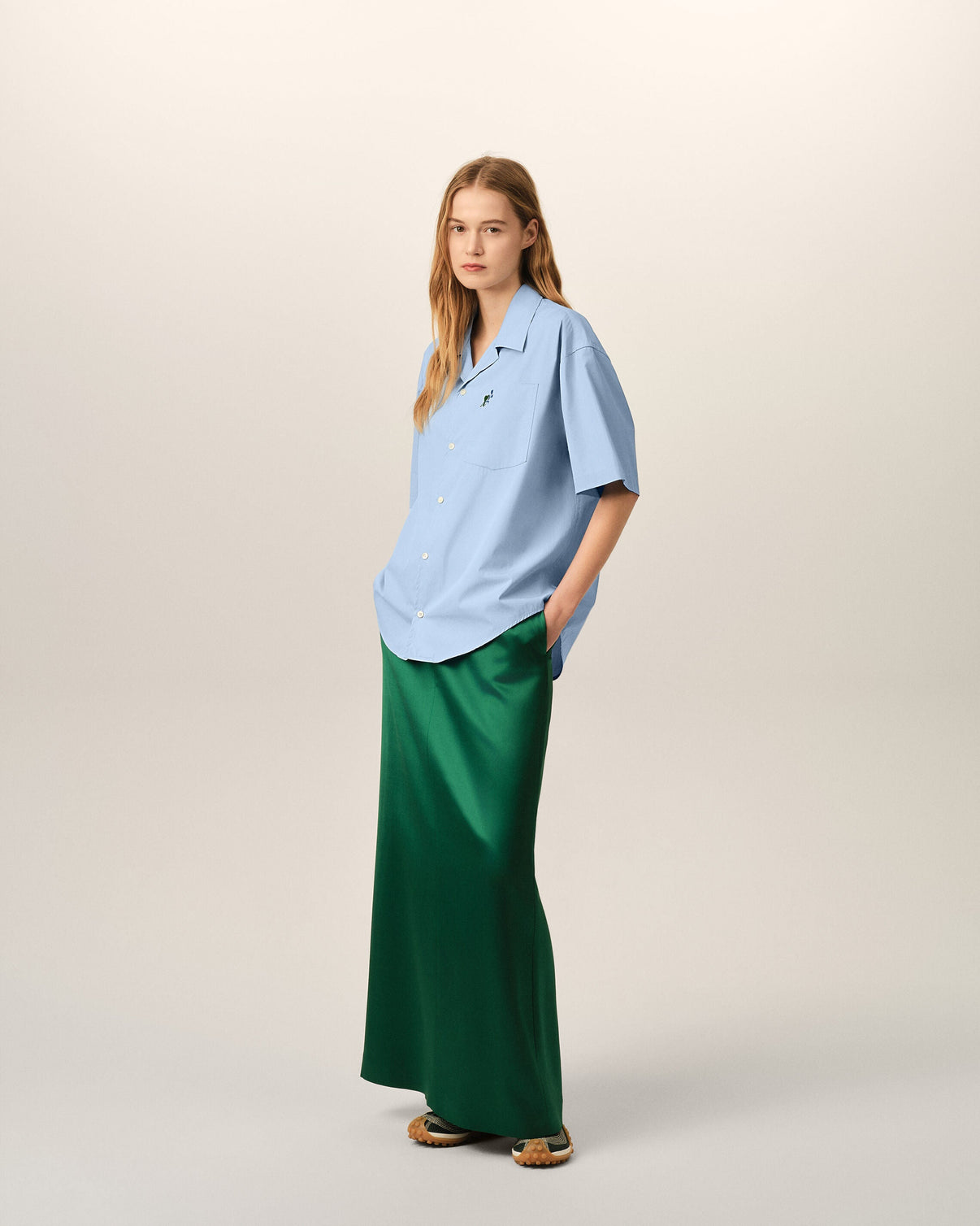 Blue boxy cotton short-sleeve shirt with tulip