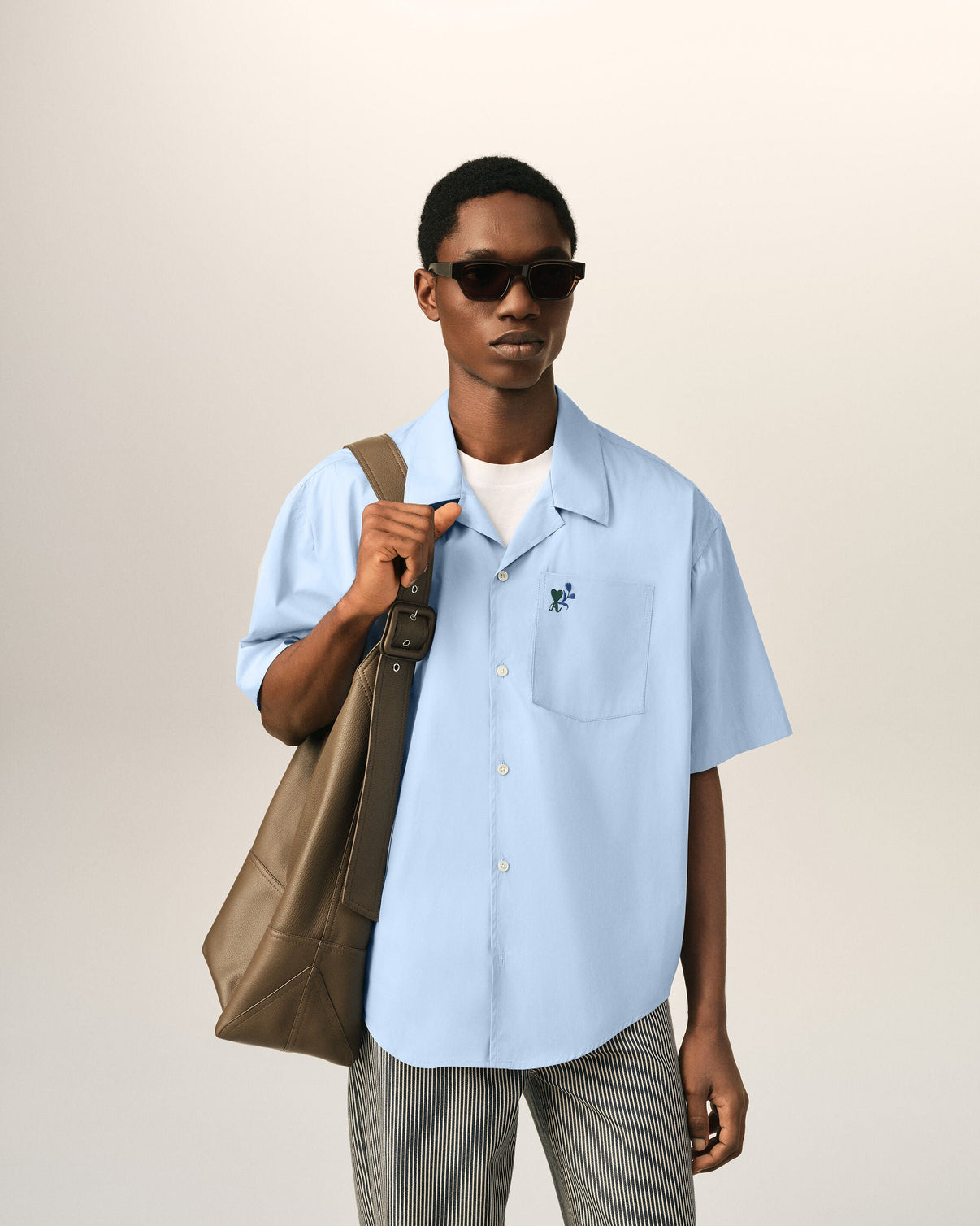Blue boxy cotton short-sleeve shirt with tulip