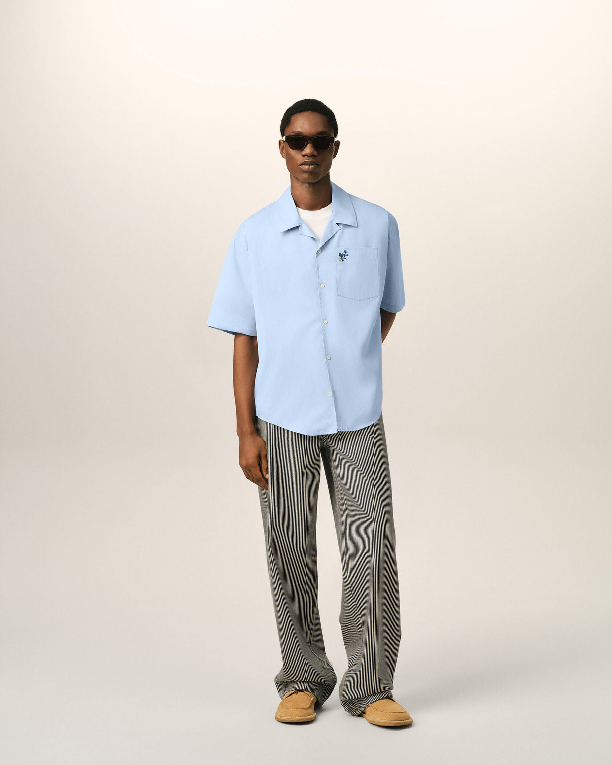 Blue boxy cotton short-sleeve shirt with tulip