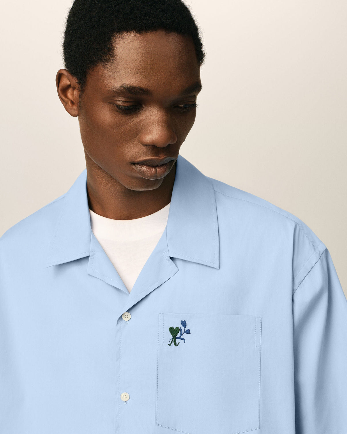 Blue boxy cotton short-sleeve shirt with tulip