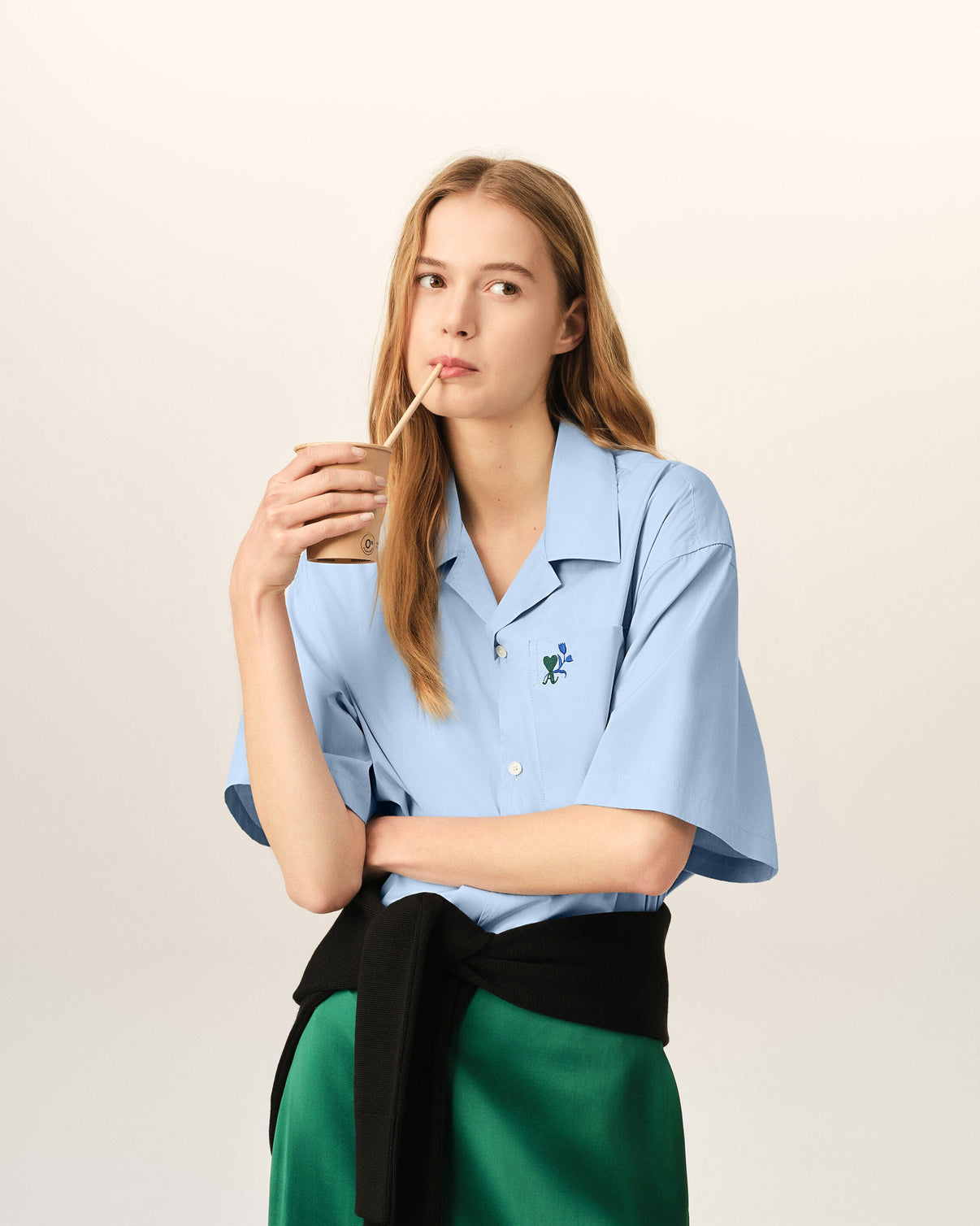 Blue boxy cotton short-sleeve shirt with tulip