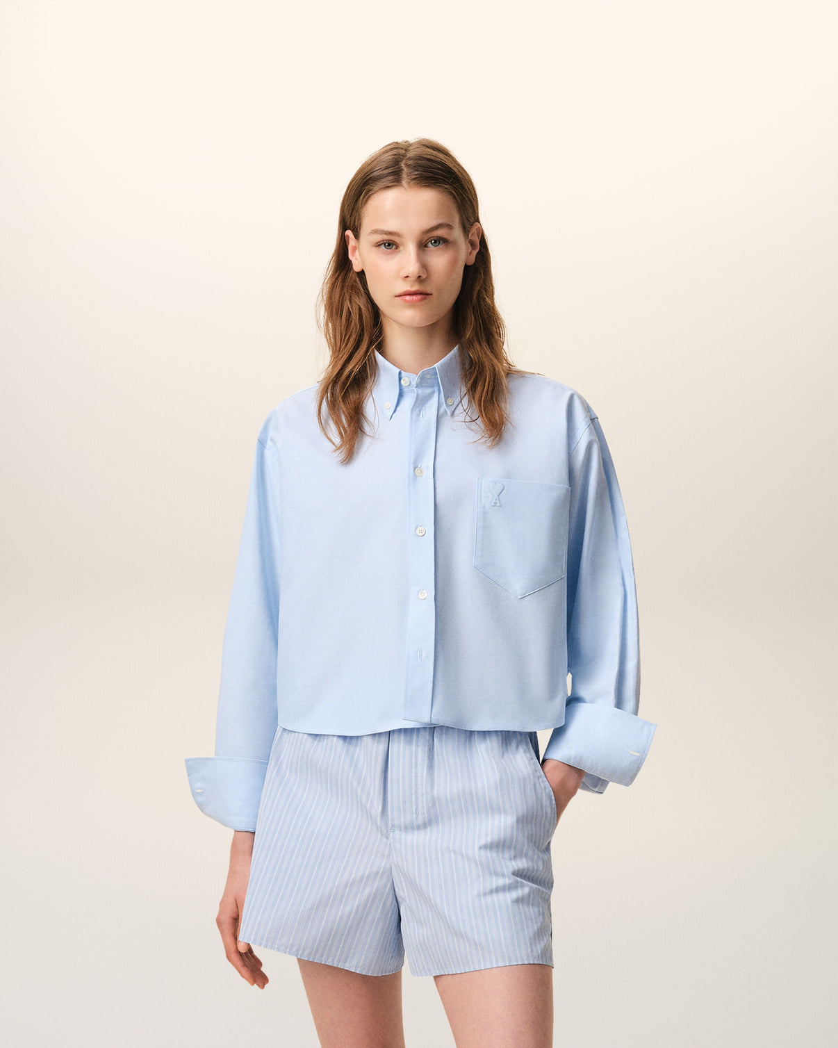 Blue cropped cotton shirt with embossed