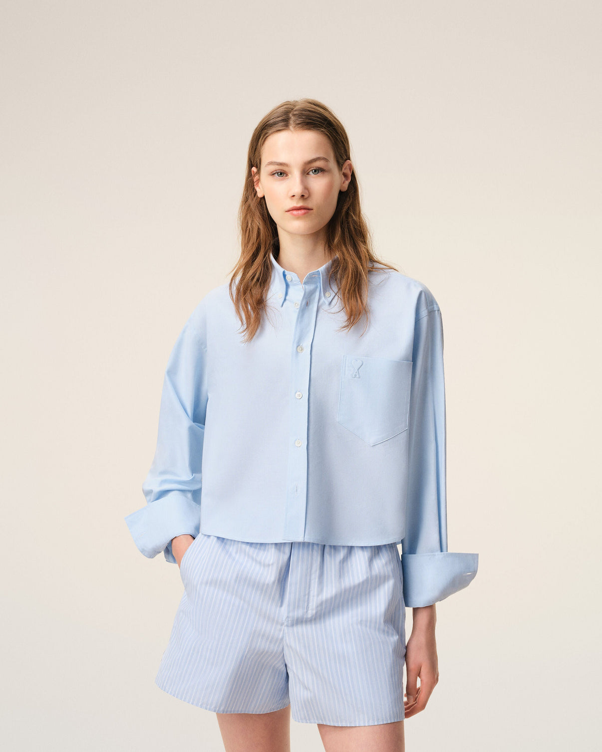 Blue cropped cotton shirt with embossed