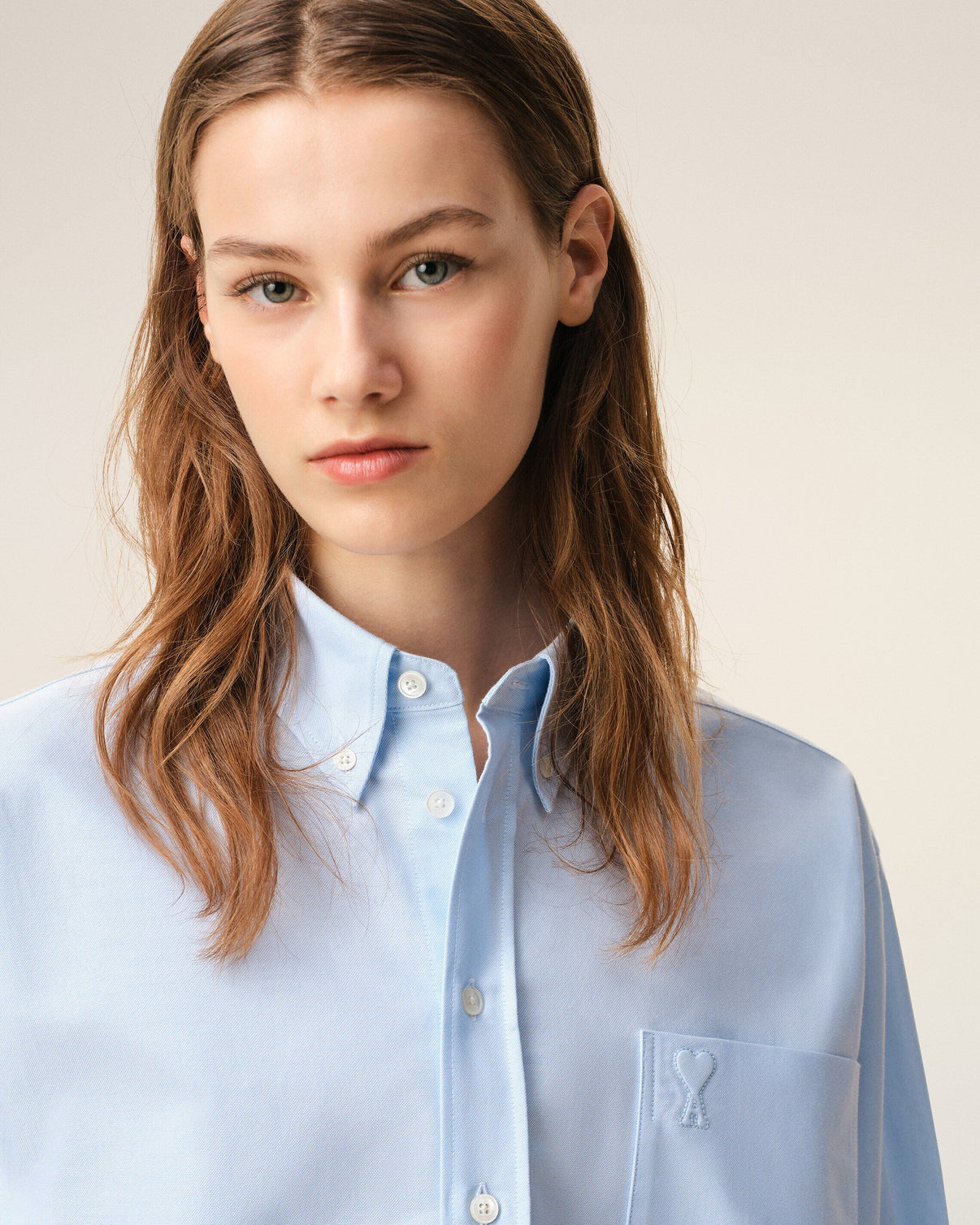 Blue cropped cotton shirt with embossed