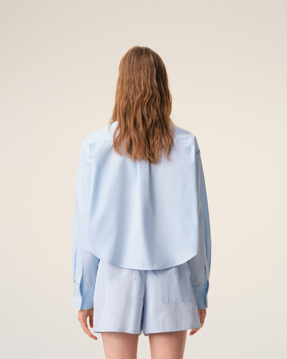 Blue cropped cotton shirt with embossed