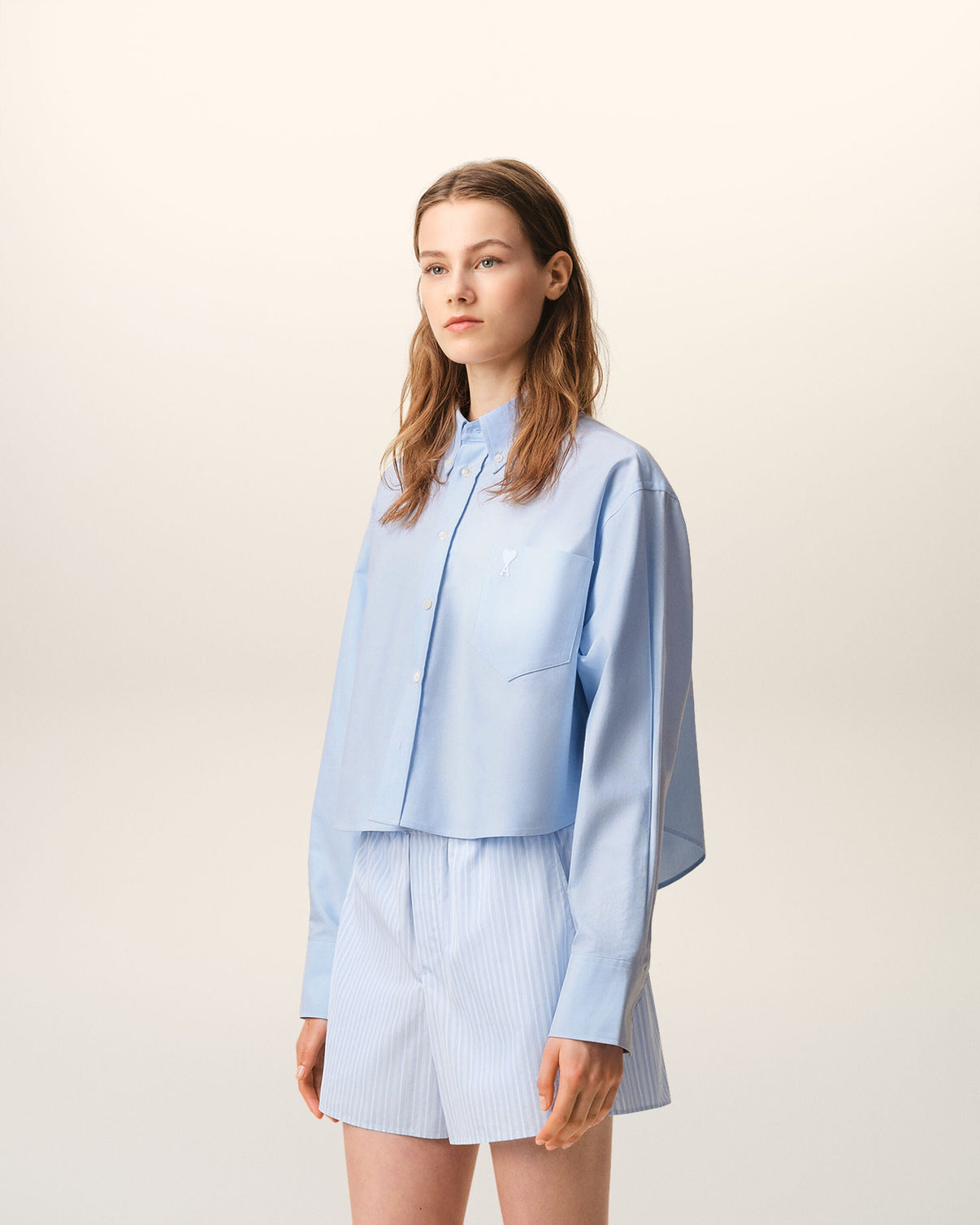 Blue cropped cotton shirt with embossed