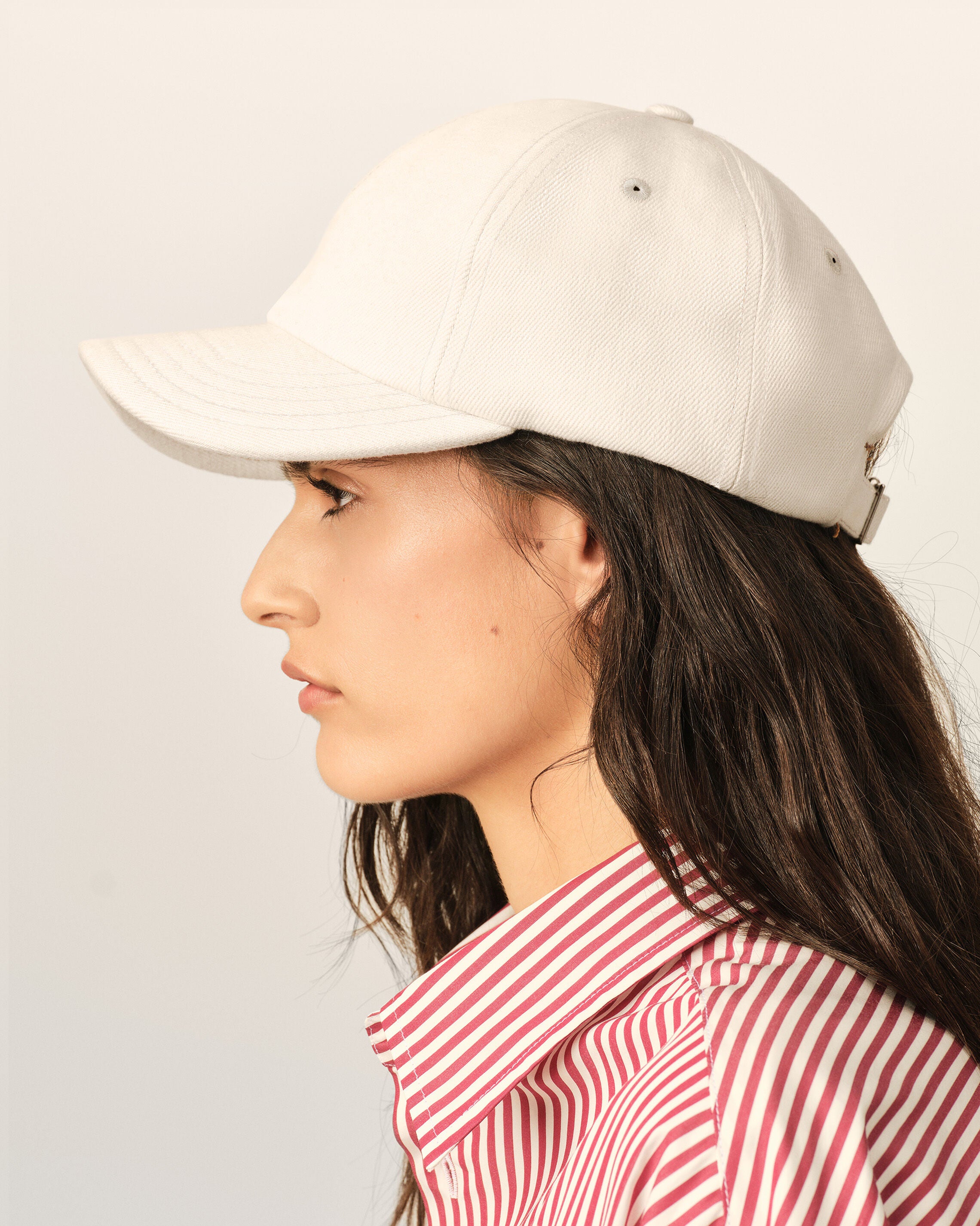 White cotton cap with heart arrow