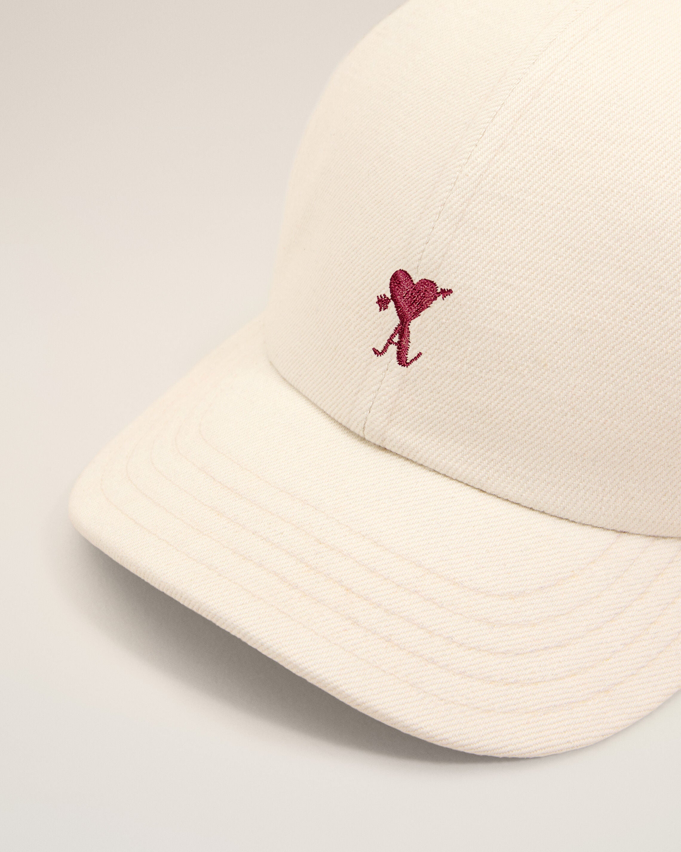 White cotton cap with heart arrow