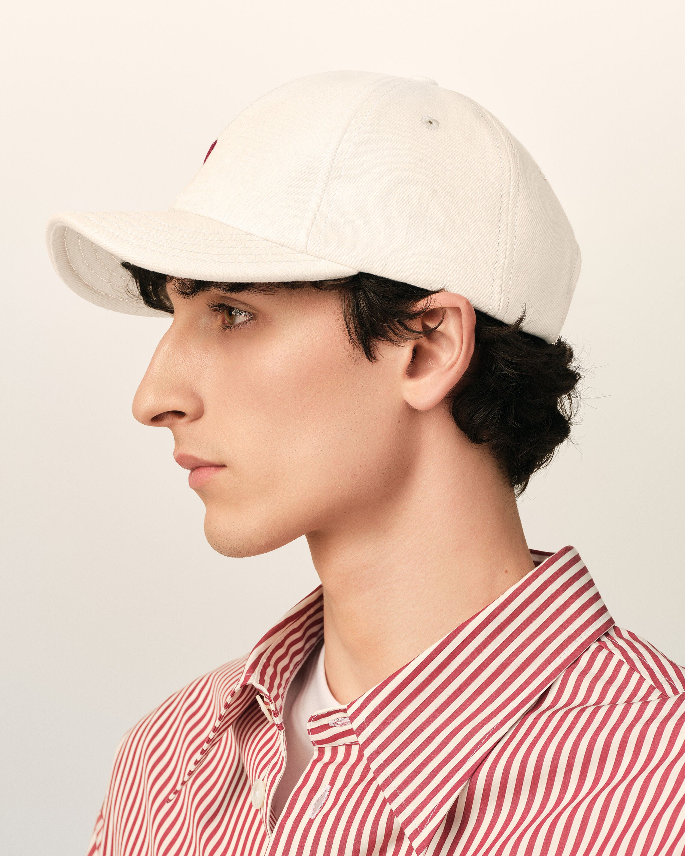 White cotton cap with heart arrow