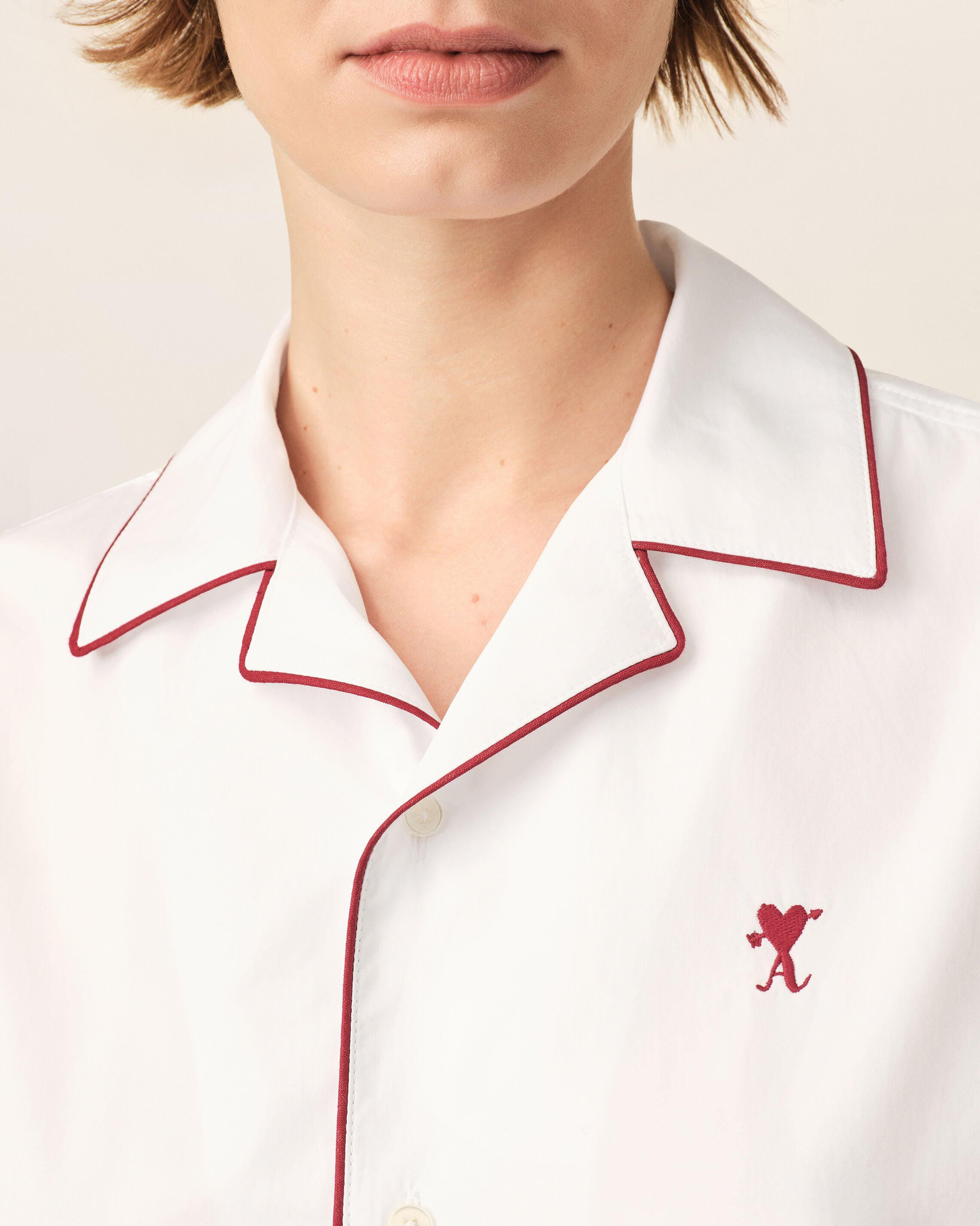 White cotton short-sleeve shirt with heart arrow