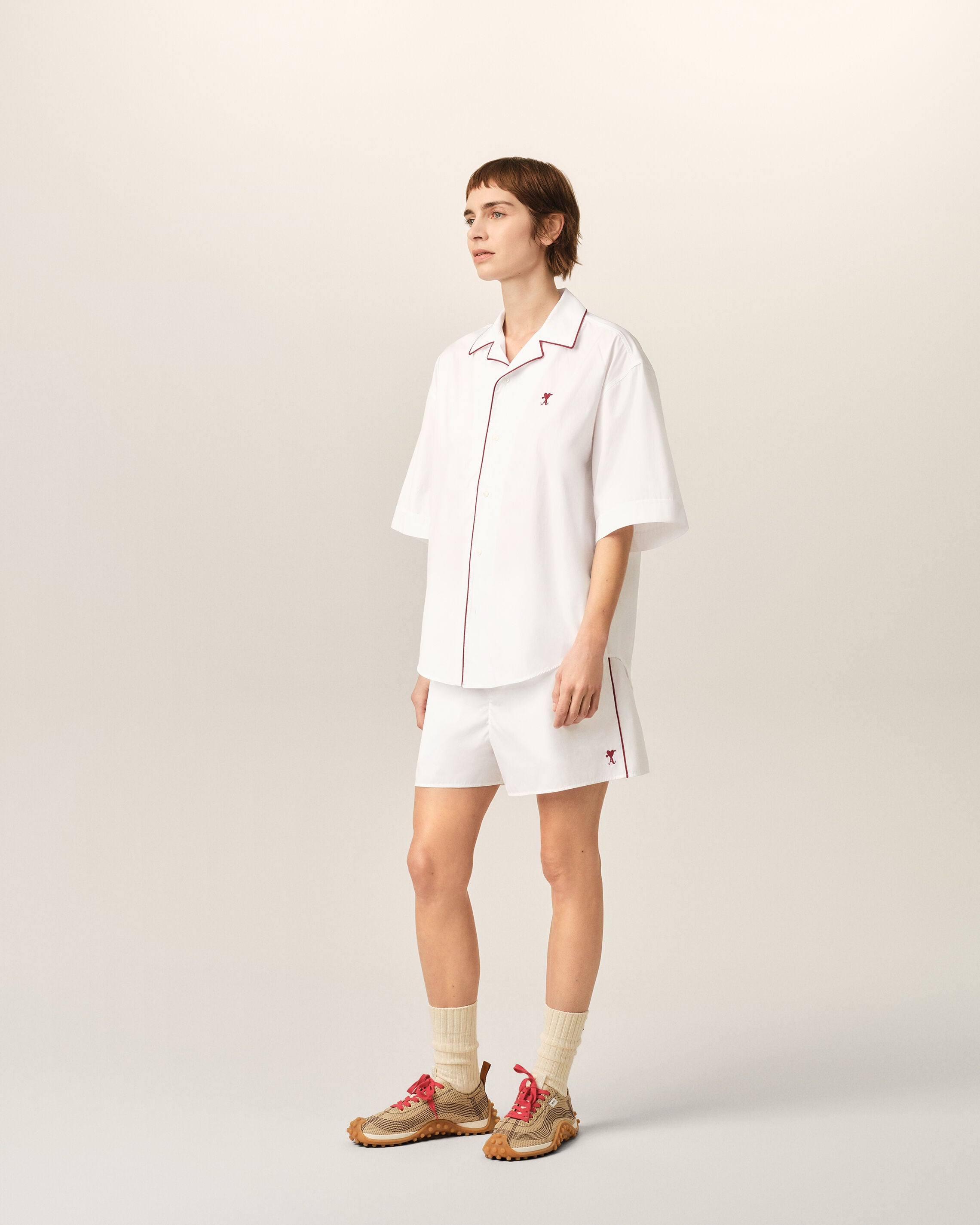 White cotton short-sleeve shirt with heart arrow