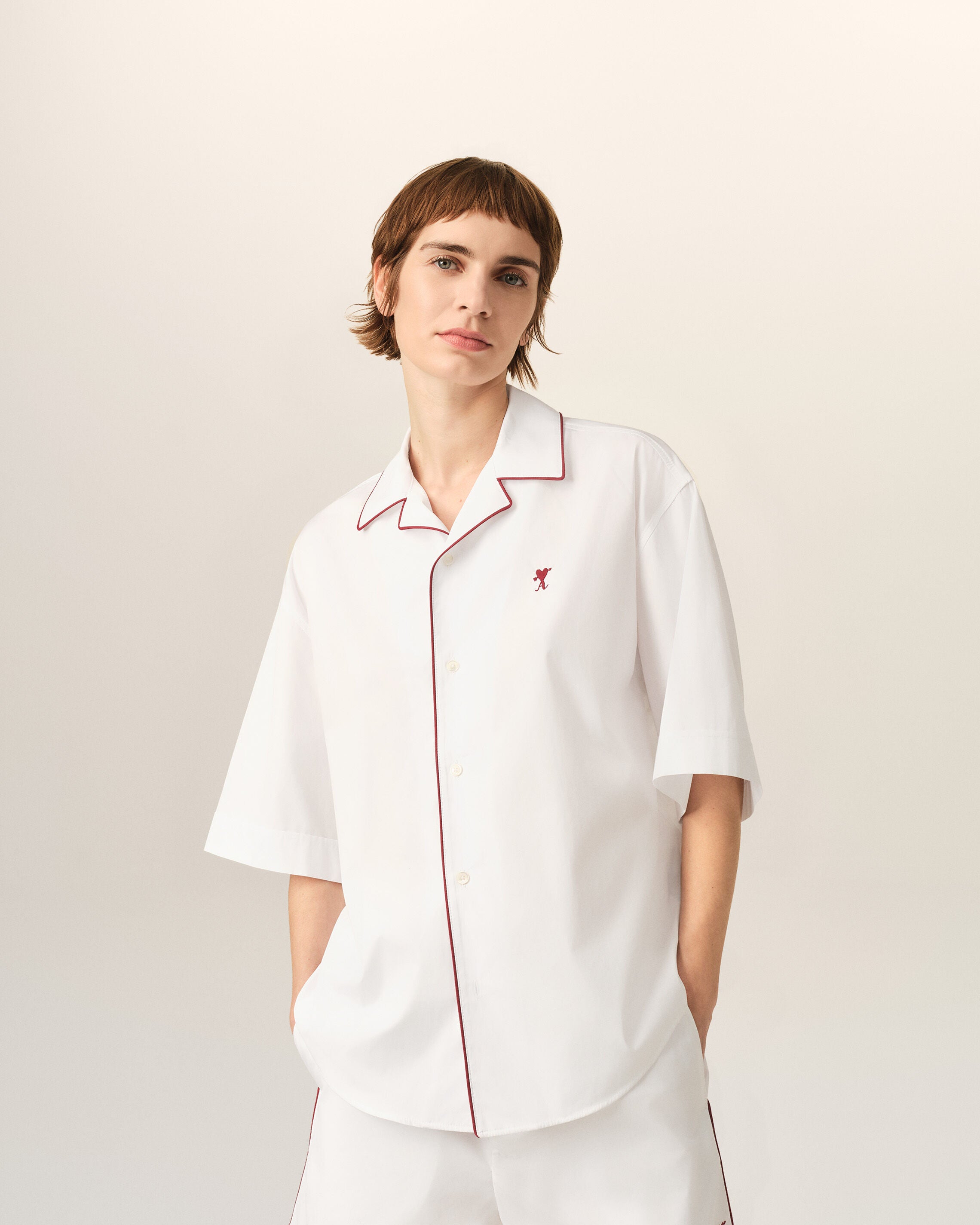 White cotton short-sleeve shirt with heart arrow